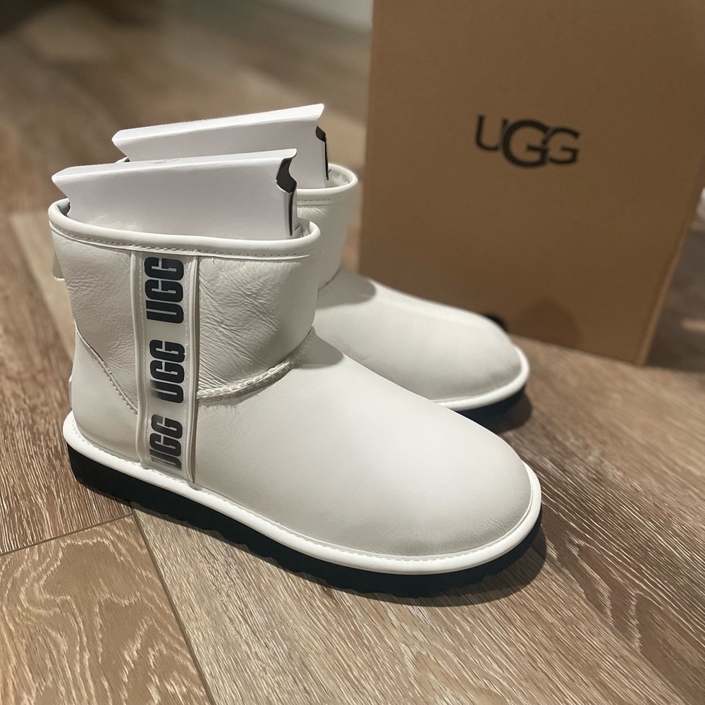 UGG Classic Mini Side Logo II Women’s Short Leather Boots White, Women’s size 9